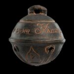 KRAMPUS: KRAMPUS BELL 1/1 PROP REPLICA 6 cm