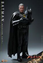 DC COMICS: the FLASH - BATMAN MODERN SUIT (Michael Keaton) 1/6 Action Figure 30 cm HOT TOYS